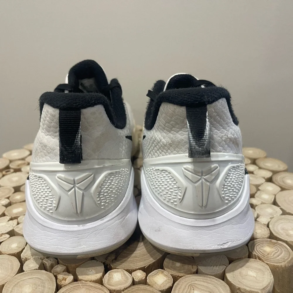 Nike Men’s Mamba AT1214-100 White and Black Athletic / Basketball Shoes Size10.5